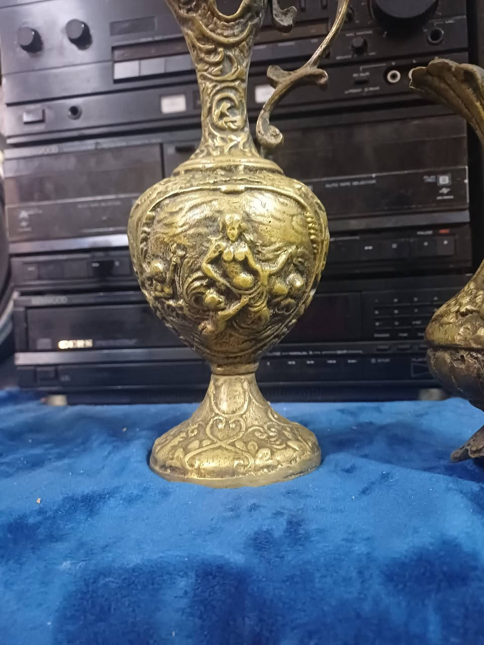 لعشاق الفخامة واللمسات التراثية.. طقم زينة ملكي مميز للبيع ✨
للبيع طقم ديكور تراثي كامل مكون من 3 قطع (إبريق ملكي مميز بالوسط مع مزهريتين جانبيتين متناسقتين).
​ مصنوع من النحاس الأصفر (البرنج) الثقيل، وله لمعة كلاسيكية معتقة.
 يتميز بنقوش بارزة غاية في الجمال والروعة مستوحاة من الستايل الكلاسيكي القديم، تضفي هيبة وفخامة للمكان
السعر 75الف الخاص مفتوح


**إذا كنت صاحب هذا الإعلان وتريد حذفه لأي سبب، رجاءا أرسل رسالة إلى الدعم الفني**