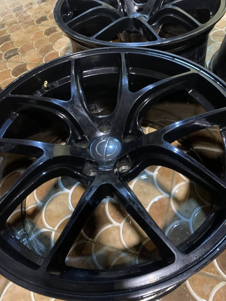 سلام عليكم للبيع تخم ويل 20 بي واحد بي تصليح بسيط والباقي مكفول السعر 250 وبيهه شي بسيط 
***********
مكاني بغداد تاجيات
