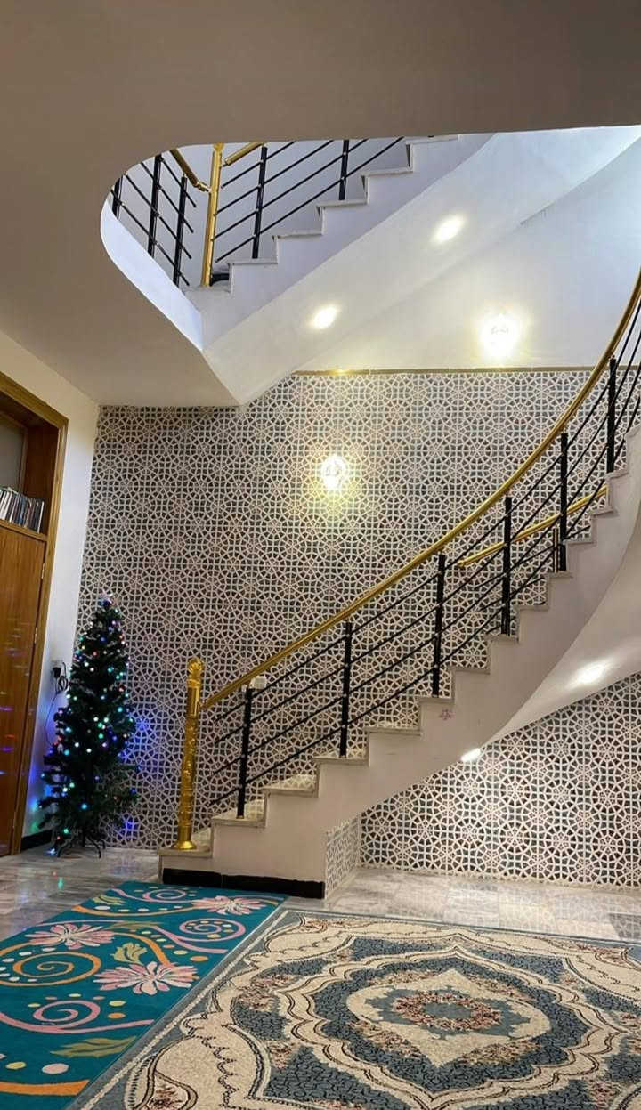 السلام عليكم
دار حديث للبيع طابو زراعي ٢٥ بإسمي إقرار محكمة معي وبحضور صاحب الأرض المساحة  150متر مربع طابقين كما موضح بالصور عرض الشارع 10متر كافة الخدمات يبعد عن الشارع العام 150 متر بناء 2021 
 المعملچي شارع الإبداع ساحة الشهيد عبير  قرب كلية الصفوة يبعد عن الإمام كيلو متر تقريبا باستخدام السيارة 10 دقائق لنقطة التفتيش في الروضتين مشياً تقريباً نصف ساعة 
وللاستفسار اكثر يرجى مراسلة الصفحة أو الإتصال على صاحب الدار مباشرة أو زيارتنا على الرحب والسعة ***********
التفاصيل
طابقين وثلاث غرف نوم ومطبخ واستقبال وصالتين وصحيات ٣ وسطح صغير وسطح طابق ثاني الارض مرمر افيون تركي كونكريت مسلح عتبة نظام معالجة الحشرات كهرباء ثلاث خطوط ماء ثلاث خطوط عرض الشارع 10متر ماء حكومي خطين مجاري حسب تخطيط الماء والمجاري ننظام كاميرات
البيع مع الأثاث 290 مليون بدون أثاث 280
