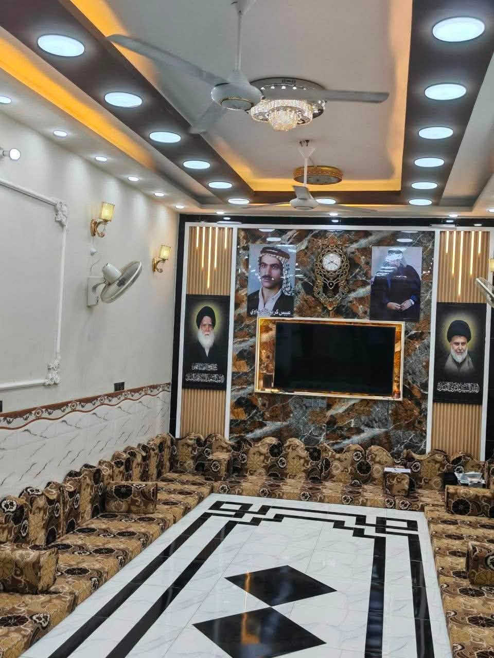 بيت للبيع 
📍العنوان :حي الصدر الثالث 
المساحه :210م 
بناء حديث طابقين 
الطابق الأول : غرفتين نوم 5*3ونص 
استقبال9*4
صاله 8*4
مطبخ 5وربع *4
كراج 7*5
صحيات داخليه والخارجيه 
مناور 2
الطابق الثاني :
غرف نوم 4
صاله 
صحيات 
🏫علما البيت واجهته ع ساحه 
مطلوب باليد 155 وللإسكان 60 التسديد الشهري 332الف 
للاستفسار اكثر الاتصال ع رقم ***********
او 📍زياره مكتبنا 
الكائن : حي الجزائر مقابل تقاطع ام الخيل 
📥مكتب أحمد صبري للعقارات والمقاولات العامة

