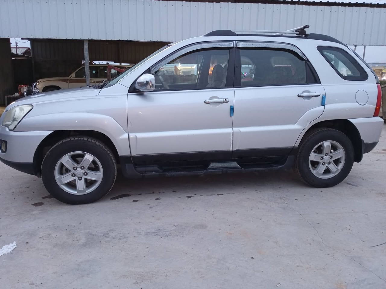 السلام عليكم ورحمة الله
كيا سبورتج 2009 
مكفوله من الصبغ والضربه 
لون سلفر 
بيهه جراد كلش بسيط 
كير مكينه توب 
السياره فول فتحه الداخل صاج 
السياره تك مو فور ويل
السيارة حلوه 
السعر 125 وبيهه مجال حك الجيه 
السياره باسمنه ثاني يوم نحول 
العنوان ميسان
علي الغربي 
***********
***********
