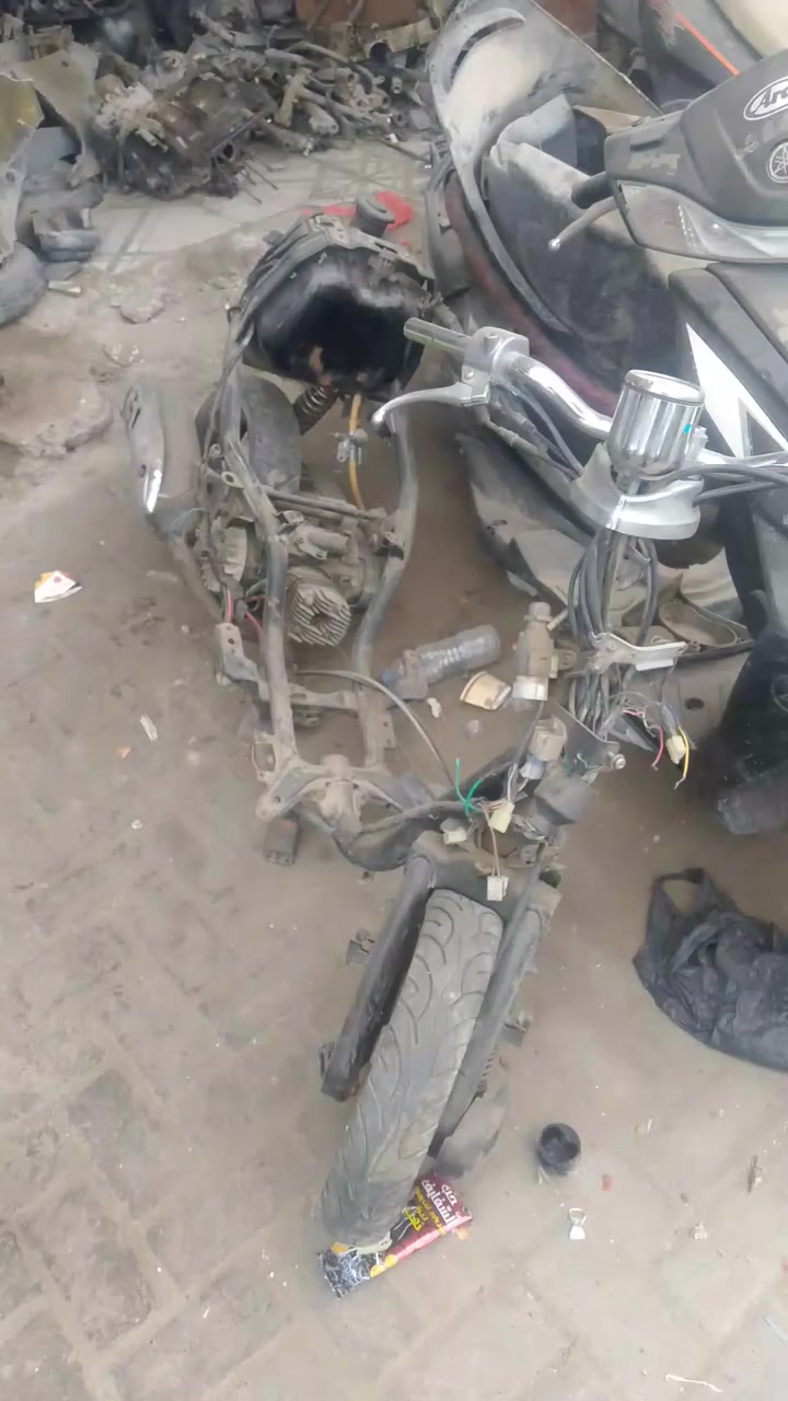 السلام عليكم
اغراض دراجات تفصيخ اصلي 
مكاني المسيب صوب البوحمدان 
الاتصال ع رقم ***********
