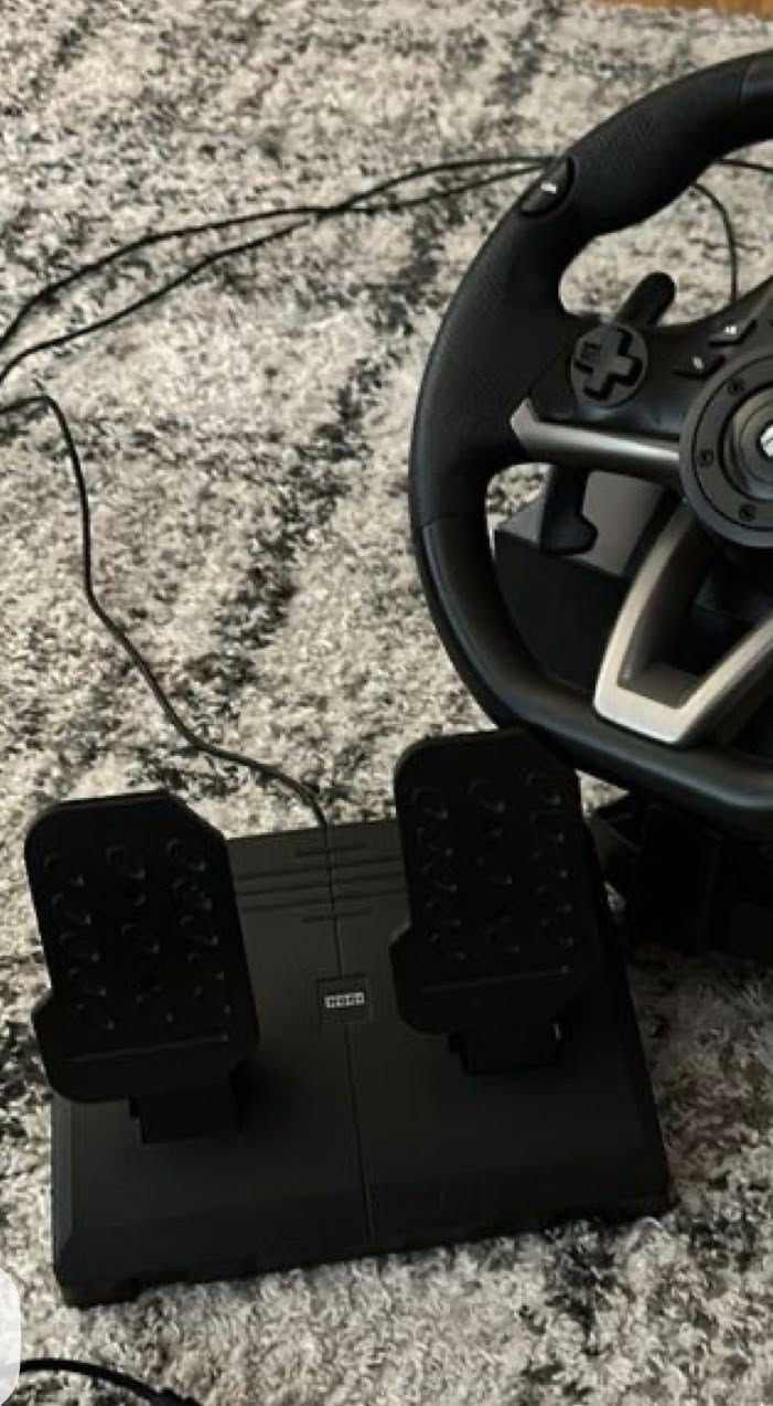 X box steering wheel 
دركسون من شركه اكس بوكس
 
الدرسوت بسه شفتات و كل الأزرار الموجوده بيده التحكم التقليديه مع دواسات قدم اكيد لكن بدون كير 

زاويه دوران 220 درجه 
وايرات كامله 
يتثبت باي ميز مهما كان حجمه 
سعره 150 الف


**إذا كنت صاحب هذا الإعلان وتريد حذفه لأي سبب، رجاءا أرسل رسالة إلى الدعم الفني**