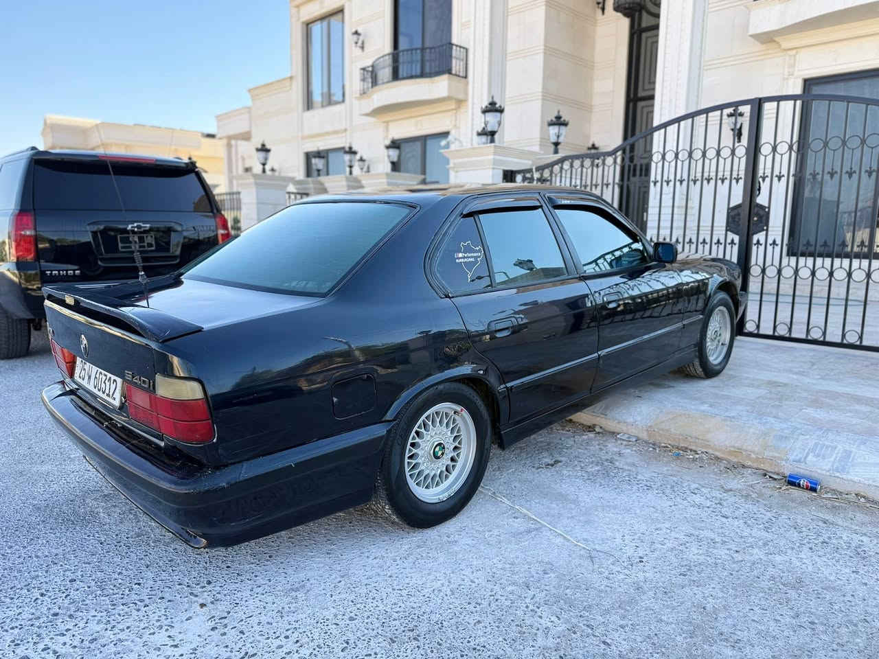 سلام عليكم للبيع بي ام 525  موديل 1993 رقم دولي سنويه 2030 هزه جديده كير اوتماتيك محرك مسكر شلعه تخبل صدر خلفي امامي وتايرات جدد تبريد شغاله صبغ جماليه فقط غرفه حلوه سياره جاهزه اي نقص مابيها المكان صلاح الدين للاتصال ***********
