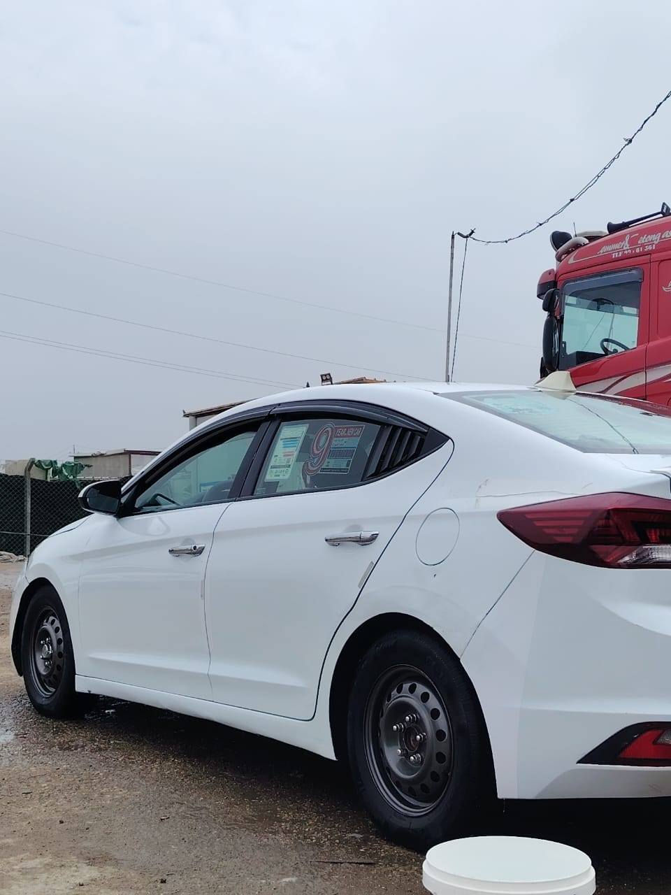 السلام وعليكم شبابنا الطيبين
النترا مديل ٢٠١٩
رقم بغداد جاهزه كير ومكينه وحداديه لاخر حبايه لون ابيض 
حادثهه قطعه وحده جاملغ امامي الايمن نفسه مرجعينه وباب وجملغ صبغ فقط 
موجوده السياره بلكوت حاليا 
السعر ١٣٧ وبيهه مجال قليل والشراي يدلل
رقم ابو السياره ***********
