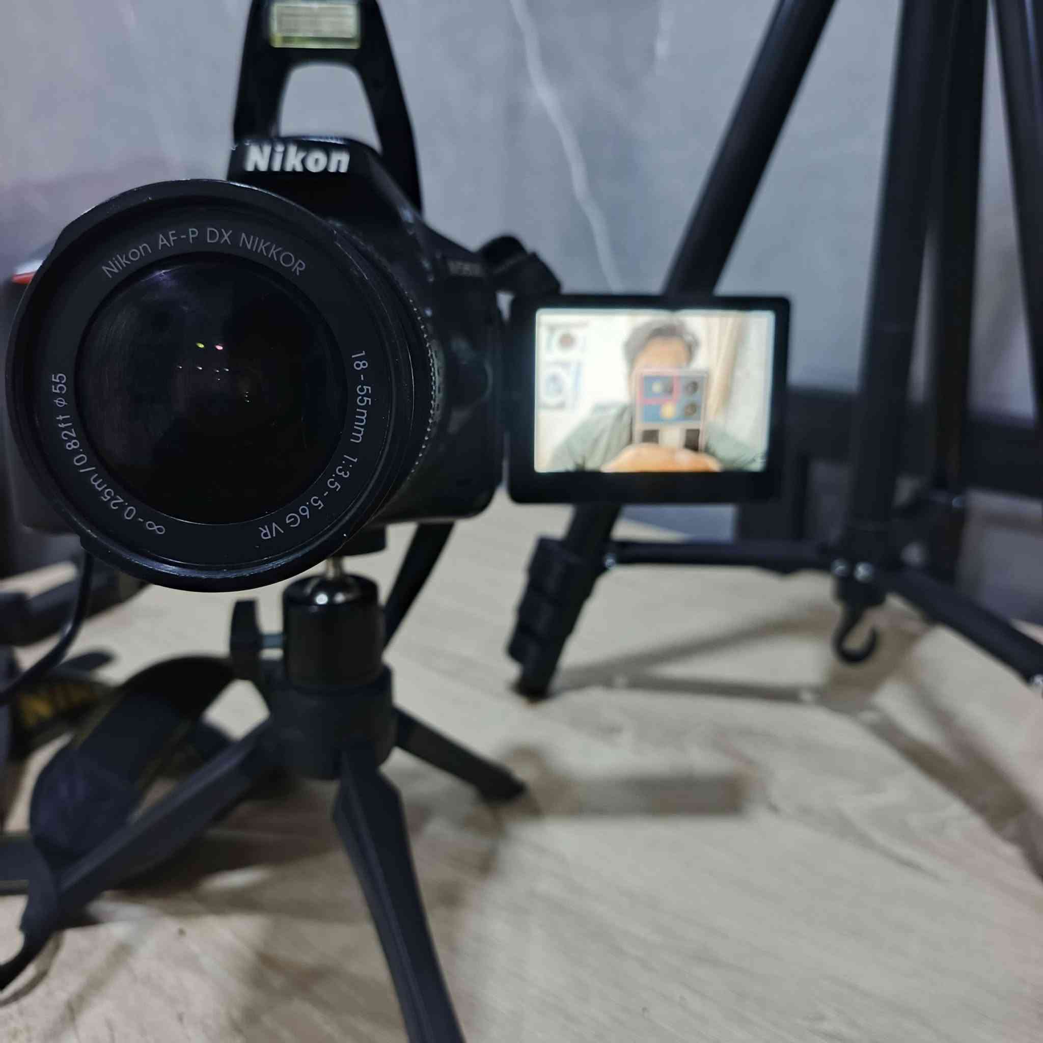 السلام عليكم، إخواني 
أخذتها، وما استخدمتها جان عندي مشروع وما كملته نيكون 
D5600  نظيفه كلش مع عدستها، البلاديه إخوان السعر ٤٠٠ وبيهة مجال بسيط كلش  ماكو هيج سعر الي يريدها هذا رقمي *********** مكاني بصره

