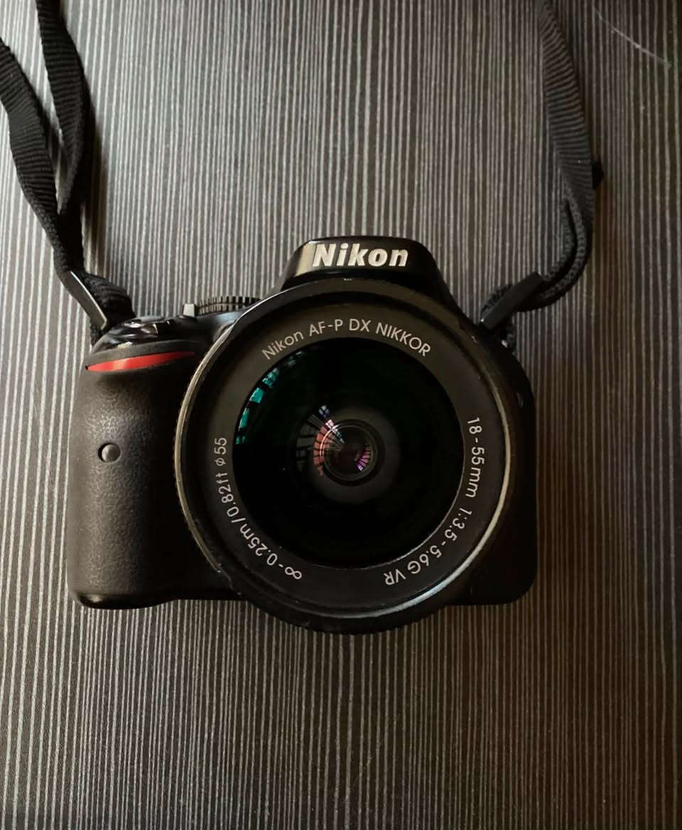 نيكون 5200 (Nikon D5200) استعمال شخصي
شاشة قلاب 360 درجة  
 العدسة: 18-55mm 
 الملحقات:
بطاريتين (عدد 2) + الشاحن الأصلي
 رام بسعة 32 جيجابايت
ستاند كاميرا ثلاثي (Tripod) ثابت
 محولة رام للموبايل واللابتوب بـ 3 منافذ (تايب سي، جالكسي، USB)
 حزام الكاميرا الأصلي
الموقع ، بغداد
*********** .
