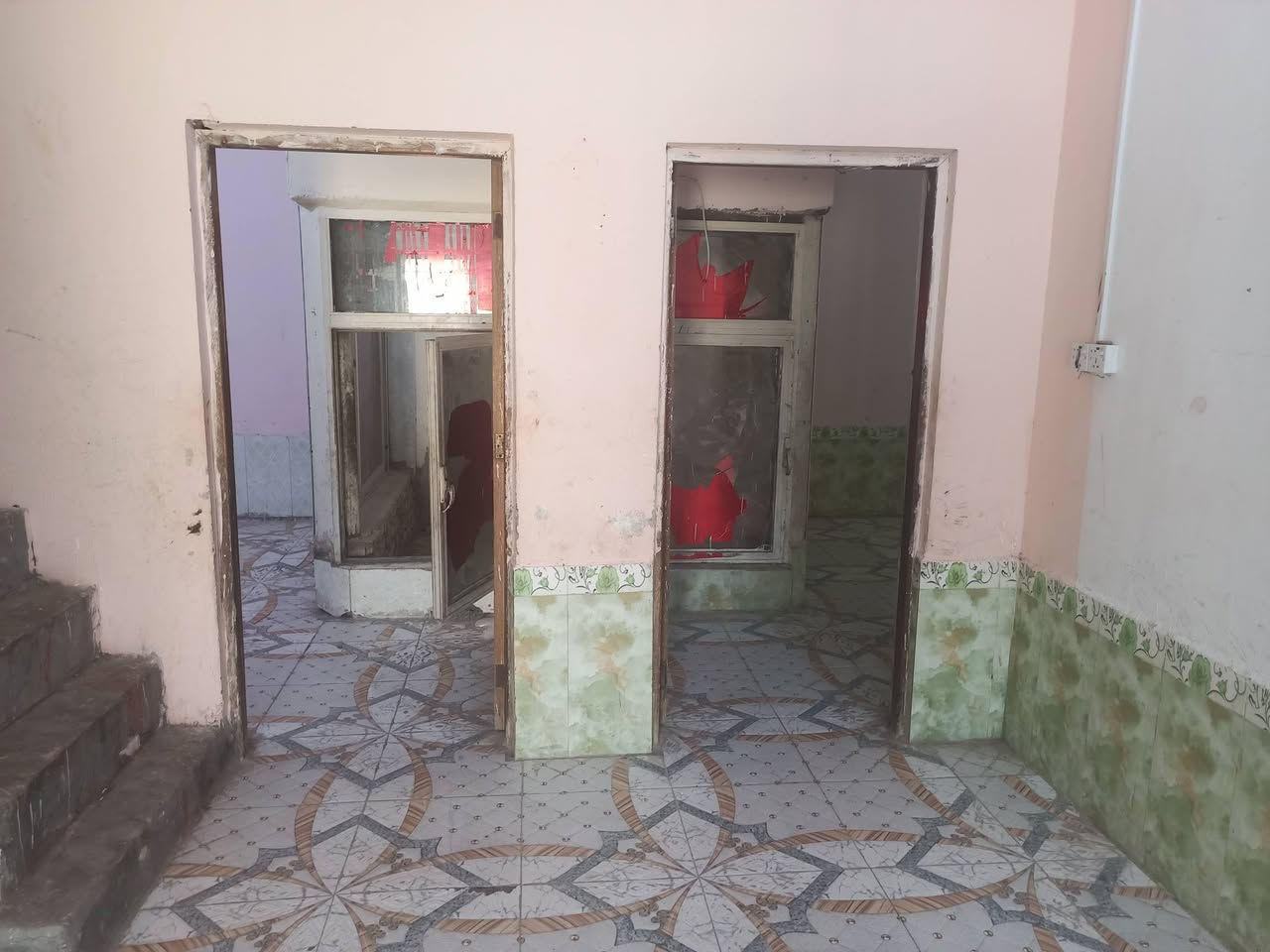 السلام عليكم بيت 200 متر للبيع يحتوي ع 2 غرف + صاله + مطبخ ديوانيه صحيات داخل وخارج
المكان حي ام البنين خلف التضحيه  شارع تبليط بسمي طابو صرف
 اللاستفسار  *********** + ***********
