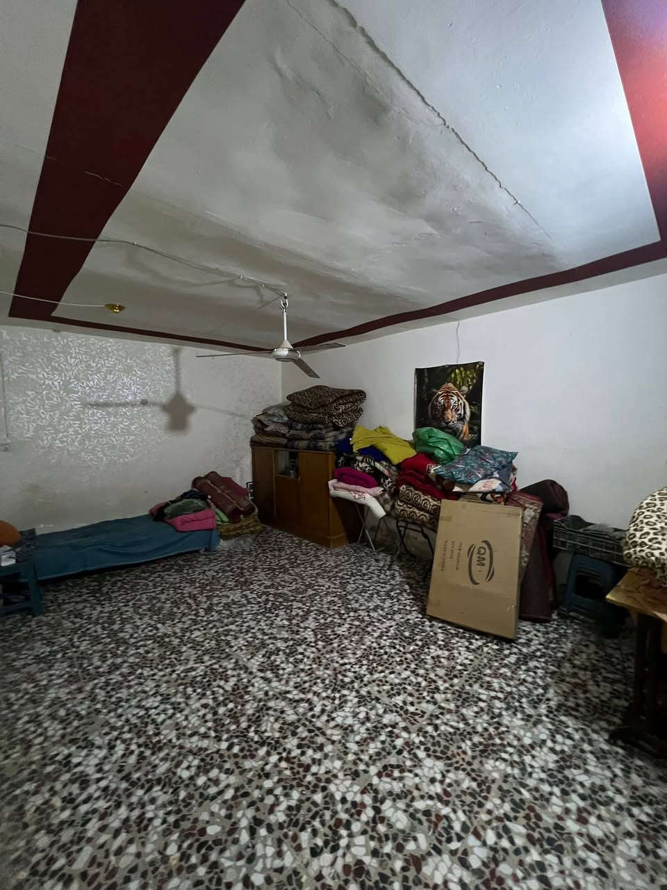 السلام عليكم دار طابو صرف للبيع موقع مميز قرب محطه الغاز المساحه 322م دار قديم صالح للسكن مع مشتمل ضمن الدار سعر المتر مليون وربع مع المجال للتواصل خاص او الاتصال ***********
