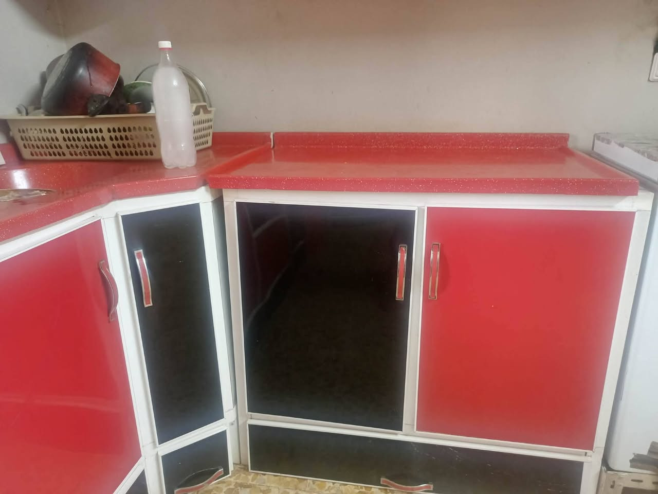 سلام عليكم طخم كامل مع المرشحه بدون طباخ للطباخ مو للبيع 
كرانيت اصلي والمنيوم اصلي طخم جديد نضيف مرتب
السعر 600 وبي مجال 
للاستفسار***********
