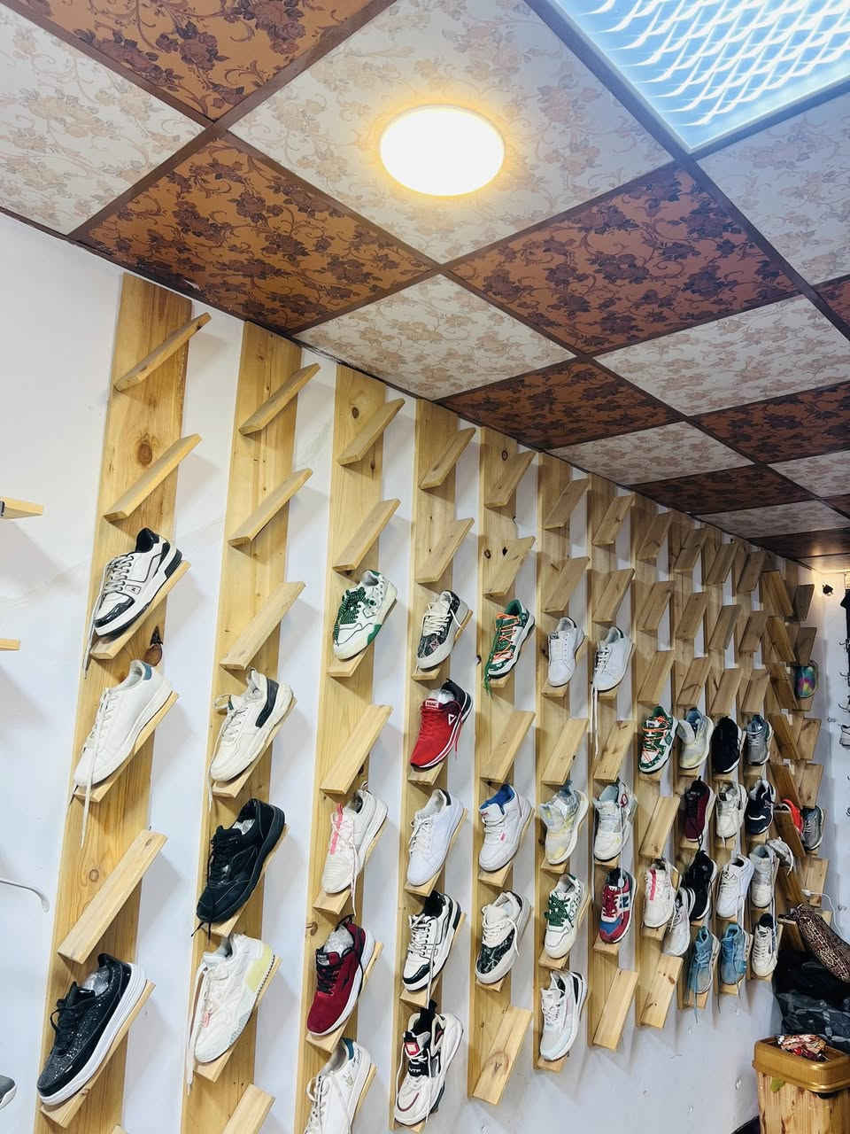 السلام عليكم تتوفر هذه الرفوف للبيع الي يريدها
يراسلني واتساب او يتصل على هذا الرقم  ***********
