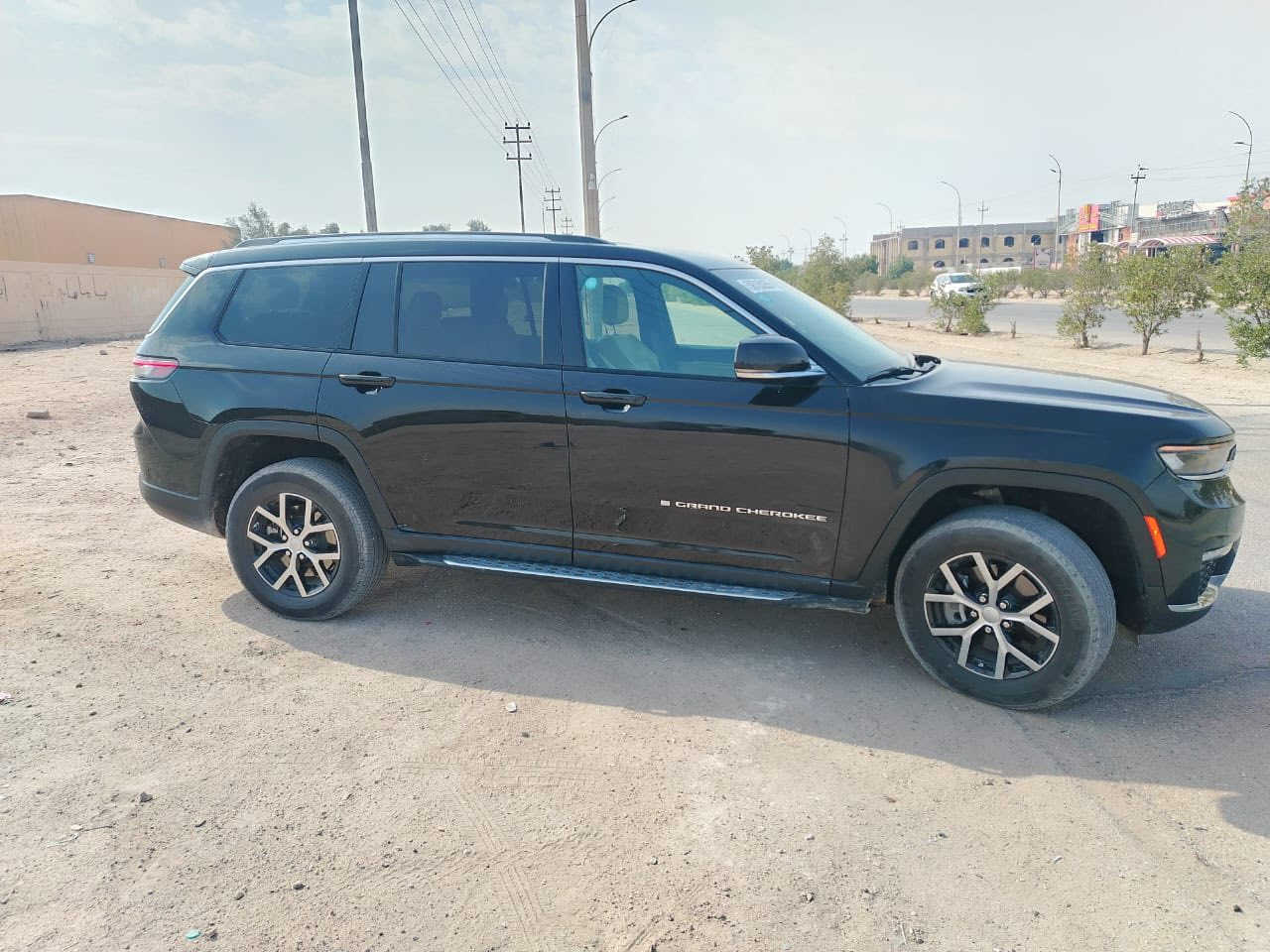 السلام عليكم جيب كراند شاروكي لمتتد 7 راكب مديل 2024 مرقم شهدا حادث جاملغ فقط بدون دواخل بدون ارباك سعر 325 بيها مجال الانتصال على رقم ***********
