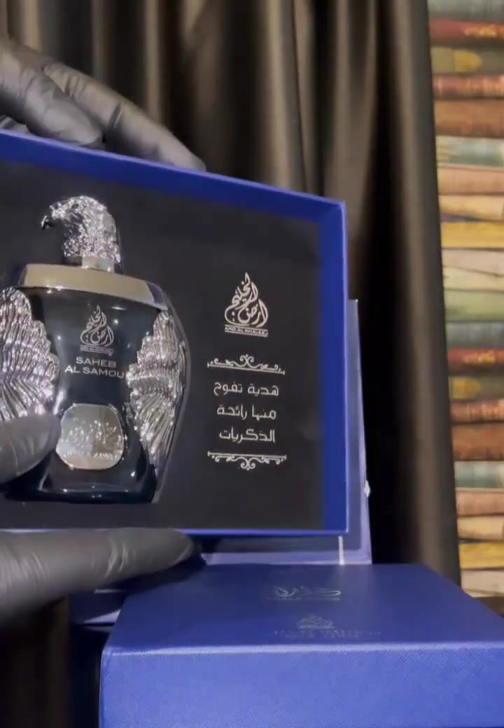 ✨ غلا زايد صاحب السمو… عطر لا يشبه الحضور العادي، بل يترك بصمة فاخرة تسبقك أينما ذهبت.
من دار ard alkhaleej الإماراتية🇦🇪💯 ، يأتي هذا العطر بتركيبة تجمع بين الانتعاش الملكي والدفء الشرقي العميق، ليمنحك إحساسًا بالقوة والأناقة منذ أول رشة.
تبدأ الرحلة بنفحات منعشة من الليمون والجريب فروت والنعناع مع لمسة فلفل وردي تضيف جاذبية مميزة، ثم ينتقل العطر إلى قلب دافئ مليء بالزنجبيل وجوزة الطيب والياسمين وخشب الأرز، قبل أن يستقر على قاعدة فخمة من العنبر والبخور والمسك والباتشولي وخشب الصندل لثبات يدوم وفوحان يلفت الأنظار.

عطر أو دي بارفان صُمم للرجل الذي يبحث عن الهيبة، الفخامة، والحضور القوي بأسلوب قريب من العطور العالمية الراقية مثل أفينتوس، لكن بسعر اقتصادي يناسب الاستخدام اليومي والمناسبات الخاصة.
غلا زايد… عندما تتحول الرائحة إلى هيبة
#الاصلي المنشأ خليجي الامارات 🇦🇪💯
#السعر_خاص 
#يوجد خدمة توصيل لجميع محافظات العراق 🚘


**إذا كنت صاحب هذا الإعلان وتريد حذفه لأي سبب، رجاءا أرسل رسالة إلى الدعم الفني**