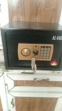 قاصة حجم كبير تحتوي على نضام المفتاح والرمز وبيهة رف داخلي الوزن 10 كي...