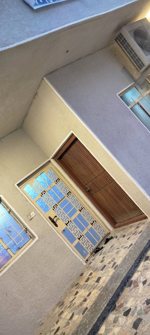 دار للبيع مساحة 144 قطاع 10 على شارع عريض شارع60  مقابيل الاستدارة 
الدار النضيف جاهز بلكامل ي نقص مابي 

الطابق الارضي: استقبال+ مطبخ+غرفة+ غرفة سويت+ حمام+ صحيات عدد 2 شرقي وغربي 

الطابق الثاني: 4 غرف نوم+ حمام+صحيات 

الطابق الثالث: غرفة مخزن+  سطح ع طول البيت 

للاستفسار ع رقم:‏‪0770 656 7881‬‏
