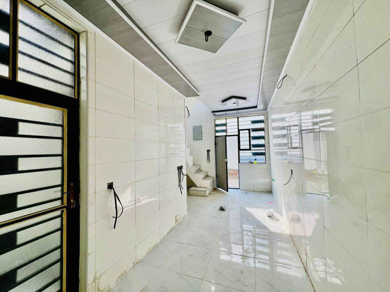 🏡دار للبيع🏡
المساحة: 50 متر مربع
✅ #طابو_زراعي_سند_25_أقرار_محكمه
السعر:  22 مليون  دينار عراقي (وبي مجال)
الموقع: النجف، شارع الحولي مال المطار، عمود 317
مواصفات البناء:

غرفة
صالة معزولة
مطبخ معزول
صحيات خارجية مكشوفة
بناء مرتب (أساس + سقف كونكريت + طابوق)
أرضية بورسلين أبو الـ 60

الخدمات:#بعد_عن_سوق_100م

ماء
كهرباء
مدارس
سوق
تبليط
مولد

للاستفسار والاتصال:

***********%%***********
