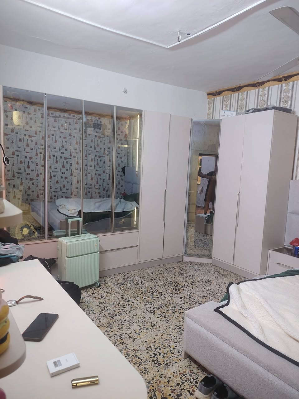 غرف النوم تركي 11قطع سعر 2500. وبيها مجال بسيط مكاني بغداد وهاذ رقمي 
***********

 جديده شخط ما بيها صارله عشر ايام من جبناها اتصل وتدلل
