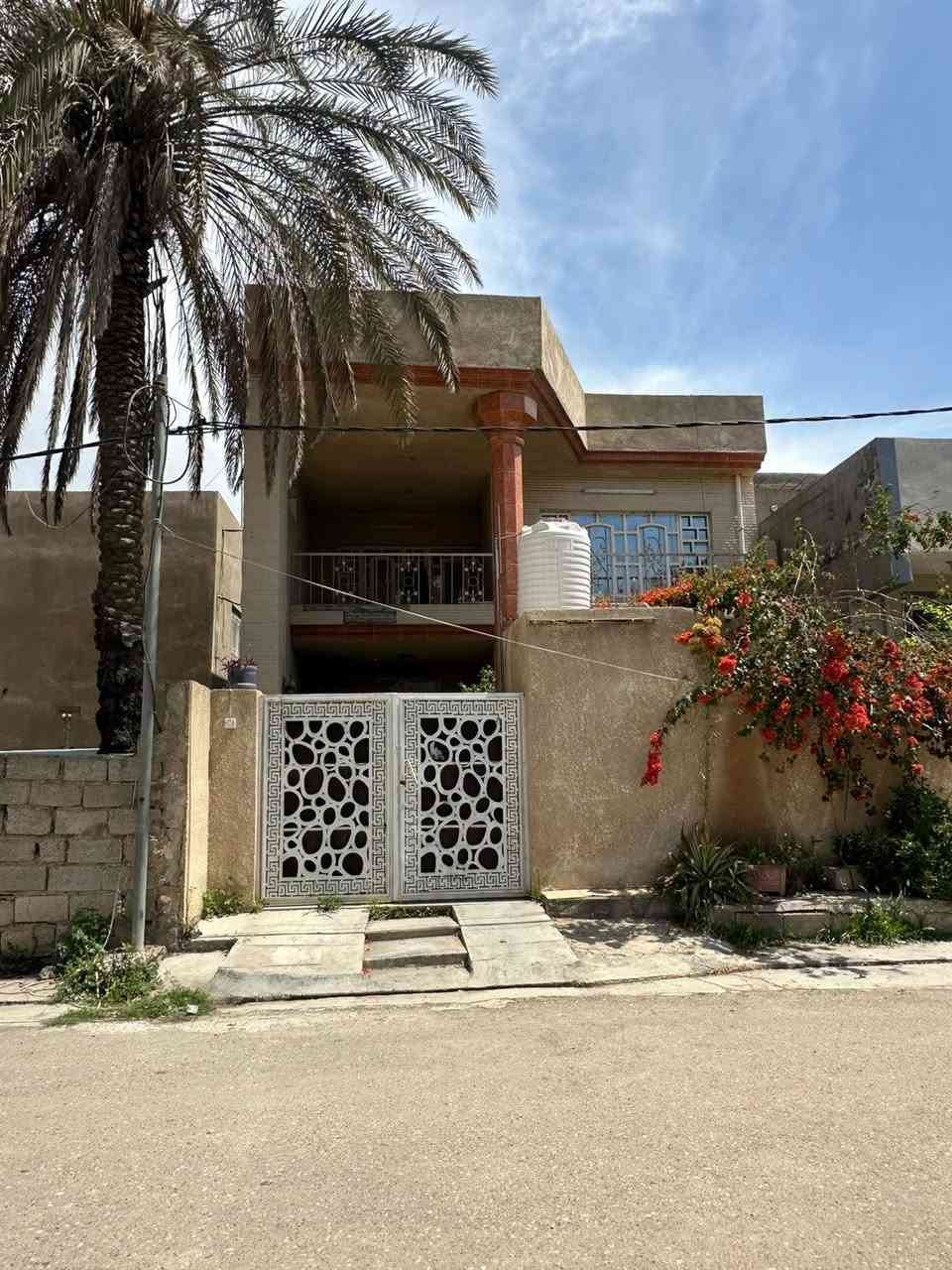 السلام عليكم 
دار للبيع مساحة 150م طابقين 
الطابق الاول اثنين غرف نوم +صحيات + مطبخ + صالة + استقبال الطابق الثاني غرف نوم اثنين 
الموقع الغربية شارع الحبوب (شارع النهر)
***********
