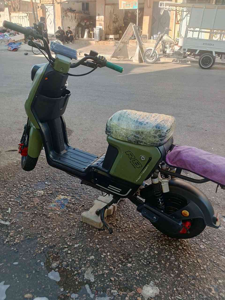 دراجة للبيع r8 مكاني نجف حي الميلاد السعر 400 وبيه مجال دراجه جديده متعبك الشراي اتصل ***********
