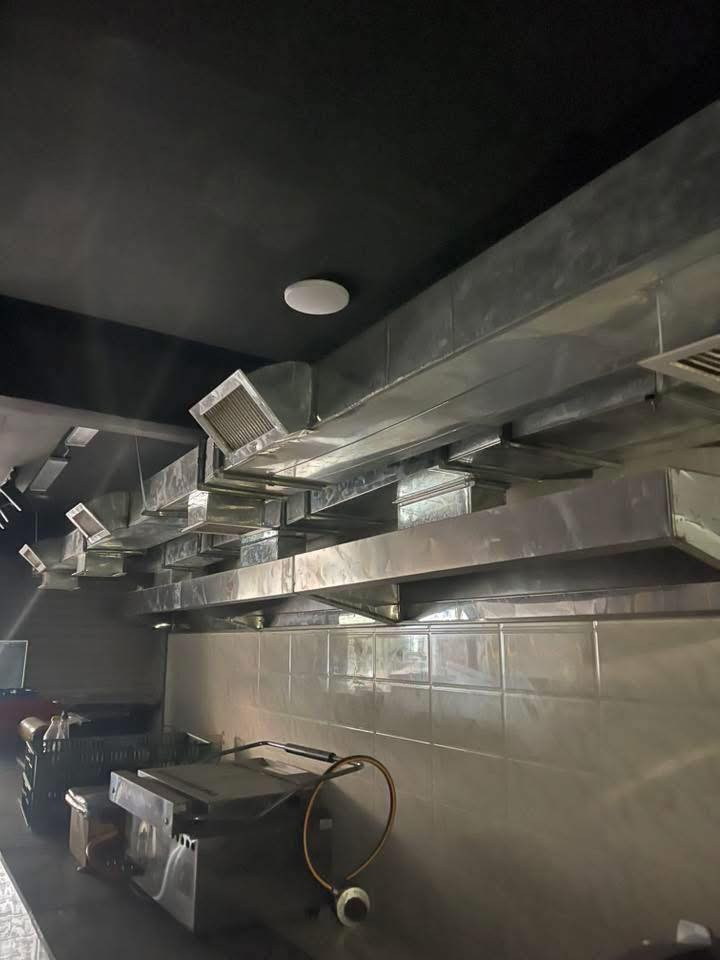 السلام عليكم غراض مطعم متكاملة من كلشي
شواية دجاج / شواية كص دبل / حوض مزدوج مال كلي سل ستيل ثقيل  / مجمدة كبيرة / مجمدة صغيرة/ سفريات متنوعة كثيرة / مغاسل ٢ / دكتات دفع وسحب خمسين إلى ستين متر وبوجات ٣ كل واحدة ٢ متر / مبرة كبيرة اكبر حجم / ساحبات صناعية ٢ حجم ٨٠* ٨٠ / ساحبة صناعية حجم ٦٠مربع/مثرامة لحم صناعية الماني حجم ٢٢

***********
