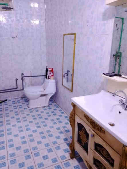 السلام عليكم 
🍁دار للبيع طابو صرف  سنه البناء 
🍁المساحه 200 متر واجه 10متر /نزال 20 متر 
🍁يتكون البيت من غرف نوم عدد (3)صاله /استقبال 
🍁مطبخ /صحيات داخليه وخارجيه /حديقه وخارجيه 
😍✨/شارع 10 تبليط 
الموقع / حي العسكري قرب مجمع حمزه ابو العكل 
زورنا في المكتب الواقع قرب محطه وقود المدحتيه مقابل استداره الصقر 📍
للاستفسار الاتصال على الرقم. ☎️📞⬅️***********
