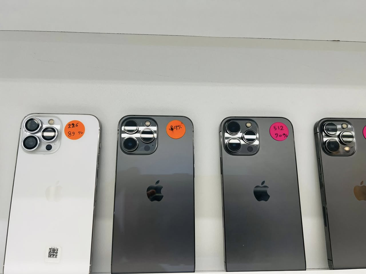 يتوفر ايفون 13 برو ماكس بطاريات من 85 إلى 97بلاديه بسعار مناسبه للاستفسار ***********
