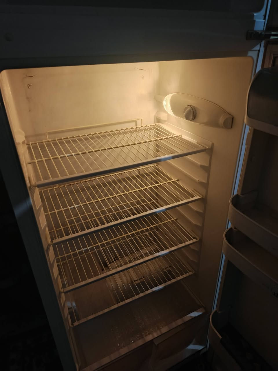 السلام عليكم ثلاجة للبيع 16قدم جديدة بمعنة الكلمة شرط التجميد سعرها 200وبيها مجال تفاصيل اكثر اتصل/*********** مومتواجد عل فيس
