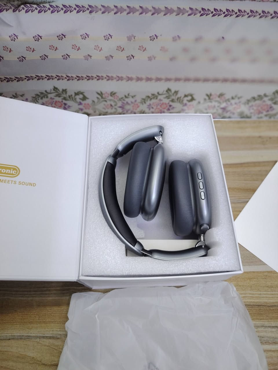 سماعات راس Y02 بخاصية الغاء الضوضاء النشطة، بطارية 60 ساعة، 5 اوضاع موسيقى معادل الصوت، صوت عالي الدقة، باس عميق، سماعة بلوتوث 5.4 لاسلكية قابلة للطي، وسائد اذن جلدية جيدة التهوية (رمادي) موضحة بالصور السعر 20 الف للطلب او الاستفسار التواصل عبر رسائل الصفحة متوفر توصيل بغداد ومحافظات 👍 #تابع_الصفحة_يوصلك_كلشي_جديد


**إذا كنت صاحب هذا الإعلان وتريد حذفه لأي سبب، رجاءا أرسل رسالة إلى الدعم الفني**