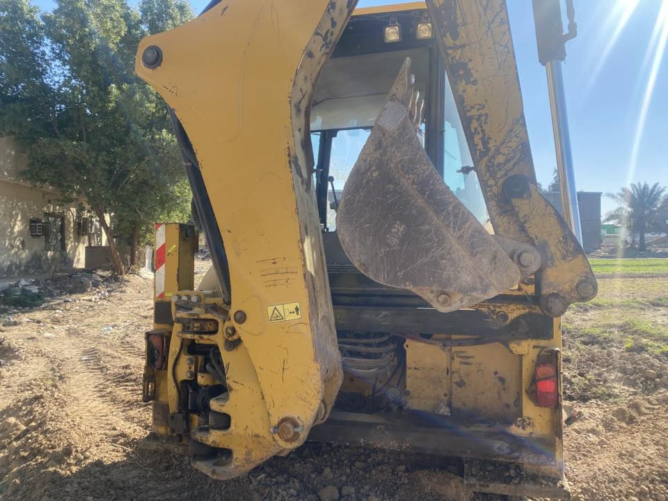 السلام عليكم حفاره وشوفل كتر بلر 
موديل 2014
مكينة بيركنز مية وخمسه 
تايرات نص عمر 
عندك بس هل جامه مكسوره الي بالصوره 
كيلة عاديه مو فچ بدون رقم وحفارة كلش جديده سعره  تلاث شدات وبيه مجال بدون رقم واكفلك من كلشي 
***********
