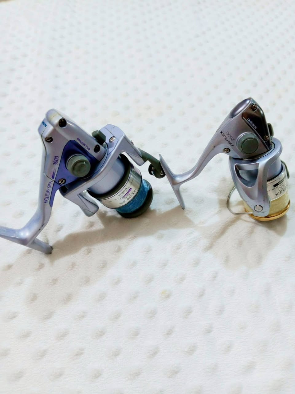 ✓✓✓السعر خاص 
رقم الوات ساب ‏‪***********‬‏
​الاسم بالعربي: شيمانو هوليداي سبين 3000 (Shimano Holiday Spin 3000)

​الحجم: 3000 (حجم متوسط، ممتاز»}
​بلد الصنع: مصنعة في ماليزيا (خط إنتاج تابع لشركة شيمانو اليابانية، وتعتبر جودتها ممتازة جداً وعمرها طويل).

​سعة الخيط 
 بالخط الناعم القياسات اليابانية: 
​تشيل خيط رقم 2 (تقريباً سمك 0.23 ملم) حوالي 220 متر.
​تشيل خيط رقم 3 (تقريباً سمك 0.28 ملم) 150 متر.
​تشيل خيط رقم 4 (تقريباً سمك 0.33 ملم) 100 متر.

✓✓✓​2. ​الاسم بالعربي: شيمانو إيرلكس 2500 (Shimano Aerlex 2500)
​الحجم: 2500 (أصغر بقليل من الأولى، خفيفة وسلسة جداً، ممتازة لصيد السحب "السبيننج" أو الصيد الخفيف).
​بلد الصنع: مصنعة أيضاً في ماليزيا (تأتي بعبارة Malaysia مطبوعة على قاعدة التثبيت).
​سعة الخيط
​تشيل خيط رقم 2 (سمك 0.23 ملم)  170 متر.
​تشيل خيط رقم 2.5 (سمك 0.26 ملم) 150 متر.
​تشيل خيط رقم 3 (سمك 0.28 ملم) 120 متر
