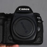 كانون 5D مارك IV • حالة ممتازة • استخدام خفيف