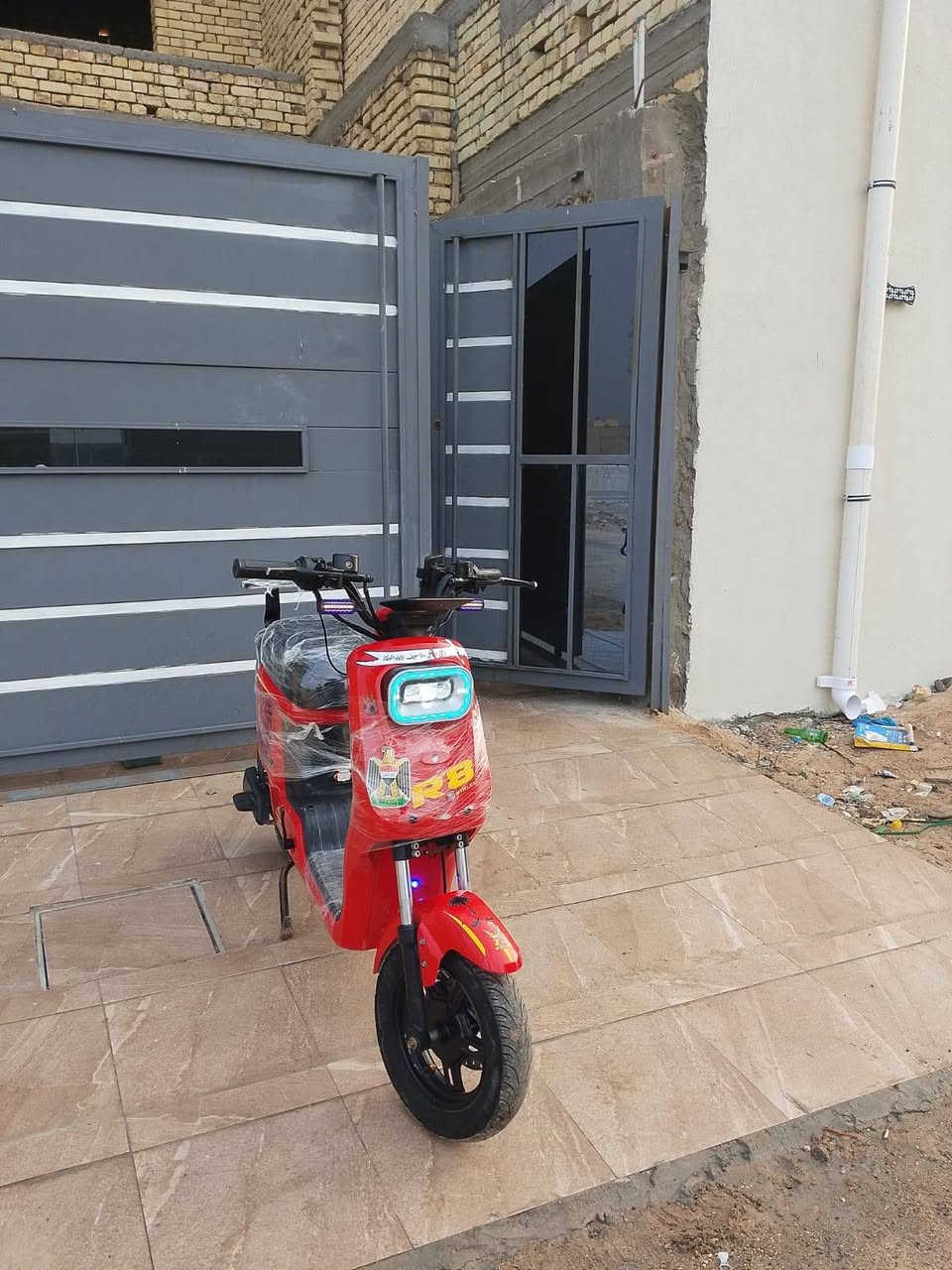 سلام عليكم دراجه ار 8 لبيع دراجه لبيع جديده بيهه بس كسر بل كفر والباتريات جدد 16 انبير تواصل وياي على هاذ الرقم ***********
