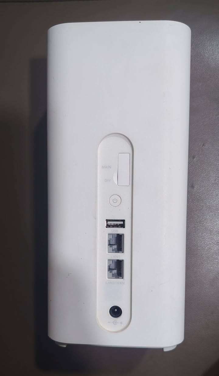 للبيع راوتر هواوي 4g مقفول على شركة زين
السعر 60 ألف بي مجال
ما عاجبك لا تكسر بالسعر اعبر المنشور  و ىا تخلي ( أضحكني)! 
للتواصل خاص أو *********** 

Huawei B818-260
،من أفضل راوترات الـ4G  من هواوي. معلوماته 
يمكن استخدامه مع الإنترنت الضوئي ممتاز جدا مع Ftth 
🔹 الاسم والموديل
Huawei B818-260
راوتر منزلي يدعم شريحة اتصال (SIM)
🔹 الشبكة والسرعة
يدعم 4G LTE Cat 19
سرعة تحميل نظرية تصل إلى 1.6 جيجابت/ث
سرعة رفع تصل إلى 150 ميجابت/ث
يدعم تجميع الترددات (Carrier Aggregation) لتحسين السرعة والثبات
🔹 الواي فاي
Wi-Fi 5 (802.11ac)
ثنائي النطاق:
2.4GHz
5GHz
سرعة واي فاي إجمالية تصل إلى 1300 Mbps
يدعم ربط عدد كبير من الأجهزة (64 متصل )
🔹 المنافذ والاتصال
2 × منفذ LAN جيجابت
1 × منفذ LAN / WAN
منفذ RJ11 (للهاتف – حسب التفعيل)
منفذي هوائي خارجي TS-9 لتحسين الإشارة
شريحة micro-Ism
🔹 الإدارة والإعداد
الدخول للإعدادات عبر:
192.168.8.1
اسم المستخدم: admin
يدعم:
تغيير التردد يدويًا
تثبيت تردد
DMZ / Port Forwarding
Bridge Mode (بحدود)
🔹 
✔ مناسب :
الإنترنت المنزلي  
المشاهدة بجودة عالية (Netflix / YouTube 4K)
الألعاب
الشركات الصغيرة
