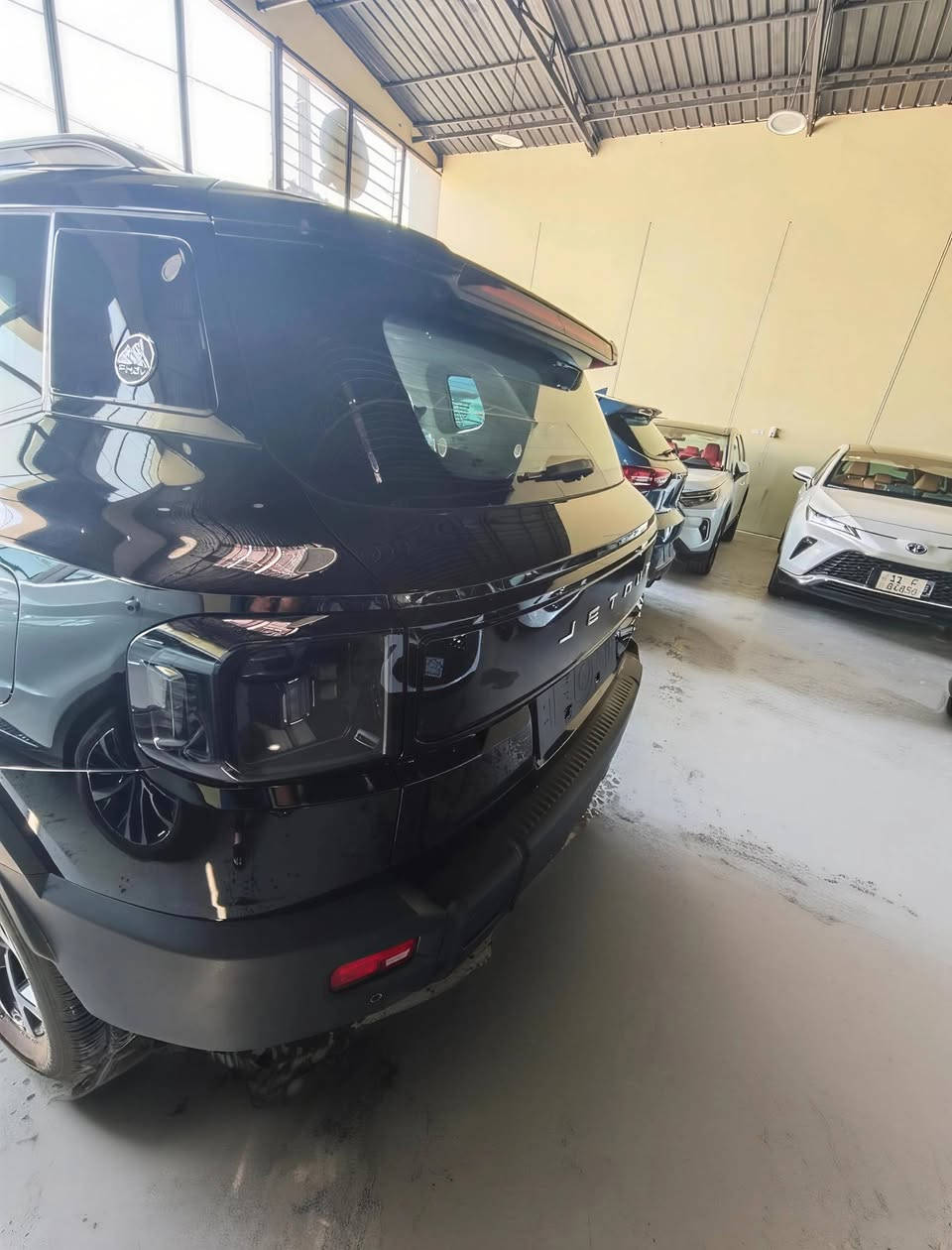 سيارة Jetour T1 i-DM (الهايبرد القابل للشحن Plug-in Hybrid)  اقتصادية في استهلاك الوقود 
أبرز المواصفات:
محرك بنزين تيربو 1.5 لتر مع نظام هايبرد قابل للشحن (PHEV). 
مدى كهربائي خالص يقارب 88–100 كم للشحنة الواحدة. 
مدى إجمالي (بنزين + كهرباء) قد يصل إلى 800–1200 كم حسب ظروف القيادة. 
شاشة وسطية كبيرة 15.6 بوصة وأنظمة أمان ومساعدة قيادة متقدمة. 
المميزات: ✅ صرفية وقود ممتازة عند الشحن المنتظم.
✅ عزم قوي وتسارع جيد.
✅ مساحة داخلية واسعة وشكل جذاب.
✅ إمكانية السير يومياً بالكهرباء فقط لمسافات قصيرة ومتوسطة. �
السعر /// 42 مليون
ادخل على الرابط 👇👇 
شركة الفرس الابيض لتجارة السيارات 
معارض البياع الشارع المميز مجاور معرض العامري 
*********** 
*********** 
*********** 
***********
