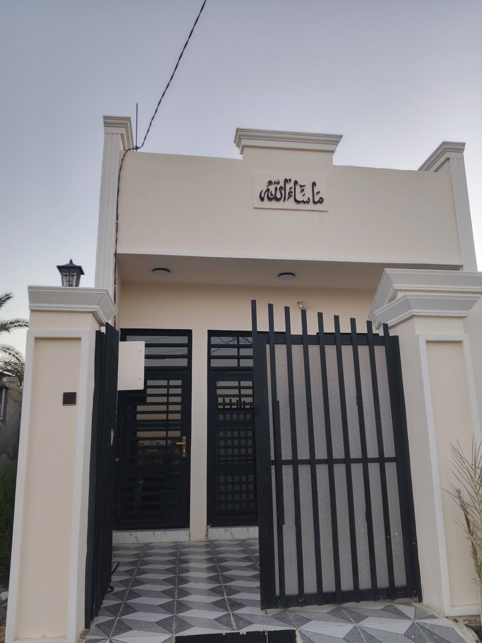 بسم الله.. ☝️مشتمل 🏠للبيع 100 متر واجهه نزال 20 )قاط واحد بناء حديث محد ساكن بي . 📃سند 25 ملك صرف 📄.. العنوان دور الزراعه الثالثه. كافة الخدمات موجوده.  يحتوي ع استقبال + صاله + مطبخ + صحيات داخليه و خارجيه + منور وغرفة نوم.. بيتونه ع كبر الصاله..🏡سعر كلش مناسب  السعر 55 وبي مجال بسيط . للاستفسار الاتصال *********** أو مراسلة الصفحه )))
