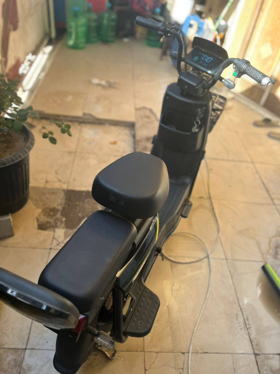 دراجة شحن الريان حجم 16 جديدة ما ماشية قليل جدا موديل 2025 (بصمة وسويج + شاحنة اصلية) بطاريات جديدة كلشي ما بيها ما مبدل بيها شي تمشي 55 نظام سرعتين فقط .
السعر : 350 وبيها مجال. 
مكاني: بغداد - ملحانية الضباط مقابل حي الحسين .
الاستفسار : ***********
