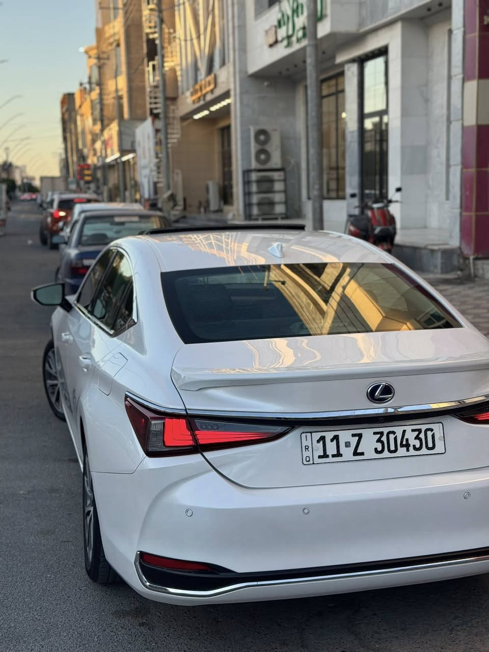 Es300 موديل ٢٠٢٢ ماشيه ٥٨ الف حادثها جاملغ خلفي وكلير الصندوق السعر ٢٧٥ وبيها مجال كلش بسيط رقم تلفون ***********
