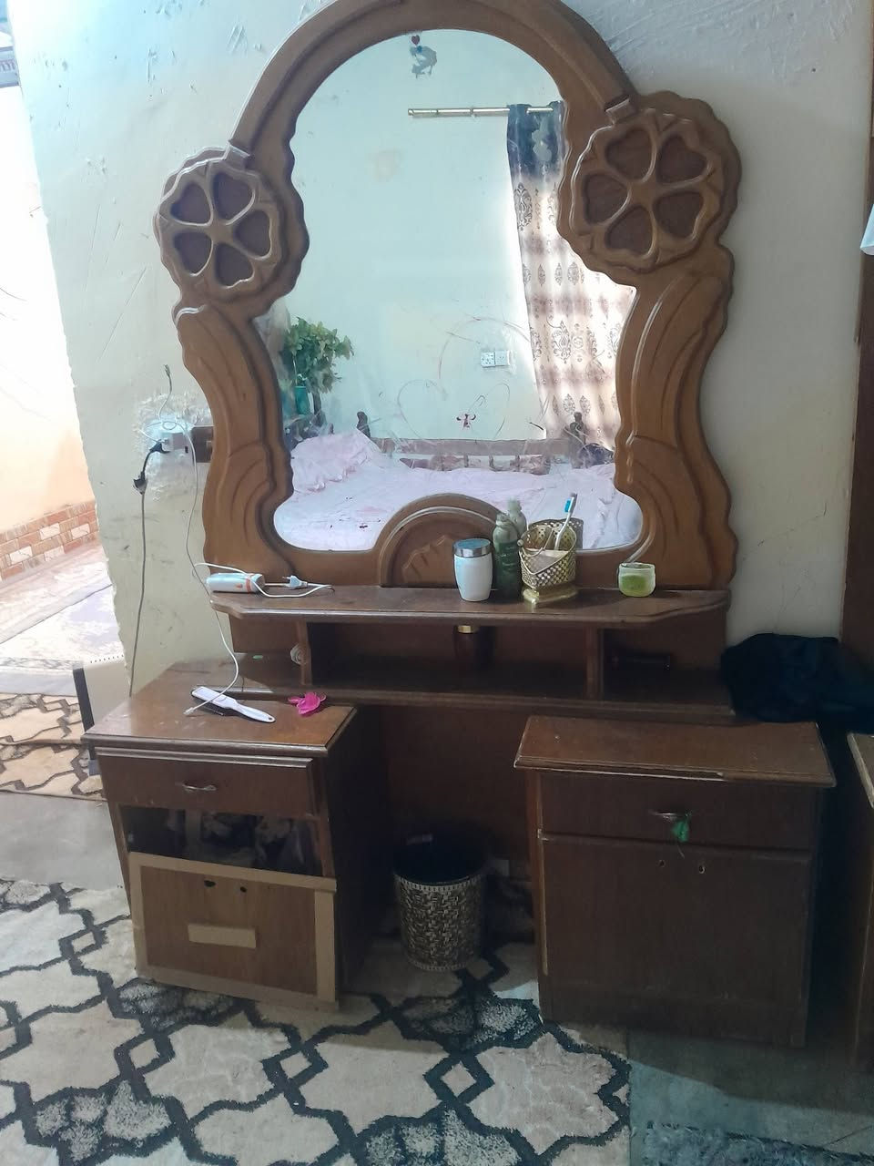 السلام عليكم 
غرفة اخشاب صاج للبيع 
السعر ٤٥٠ وبيه مجال ويرهم مراوس باخشاب جديد
المكان الزويه 
***********
***********
