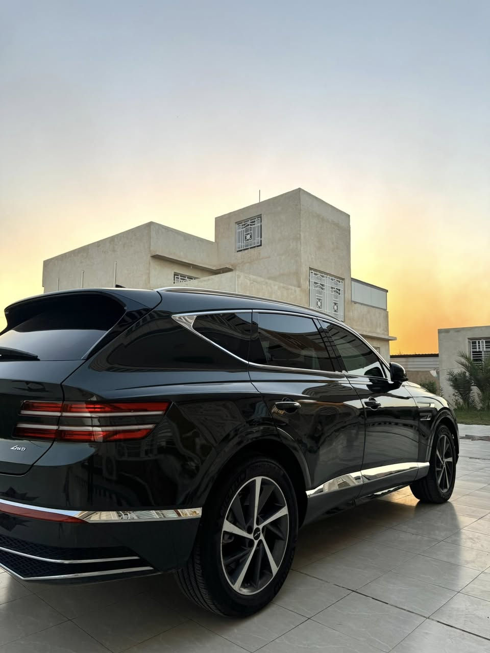 Genesis GV80 Sport Select 2025
بمواصفات مميزة وتصميم فاخر يجمع بين الأداء والراحة والتقنيات الحديثة.
الموديل: 2025
اللون: زيتوني غامق
المحرك: 2.5 لتر تيربو (4 سلندر
ناقل الحركة: أوتوماتيك 8 سرعات  ، 5 مودات قياده
نظام الدفع: رباعي AWD
شاشة OLED بانورامية 27 بوصة
كشنات جلد مثقبة بلون أوف وايت وداخل السياره زيتوني
إضاءة داخلية محيطية فاخرة
مثبت سرعة ذكي
نظام المحافظة على المسار
كاميرا خلفية مع حساسات
شاحن لاسلكي للهواتف
الگير ماوس
تشغيل عن بعد
عدادات رقمية كاملة
نظام ترفيه ومعلومات متطور
ضربته السياره بارد وصبغ للشخوط  في الباب الخلفي الجهه اليمنى كما موضح في الصوره
طاگ الايرباكات الجانبيه والكشنات فقط
ايرباك الدشبول بحاله سليمه .
الممشى: 10254 ml
السعر : 39.500 بيه مجال بسيط .
للاستفسار :  ***********
