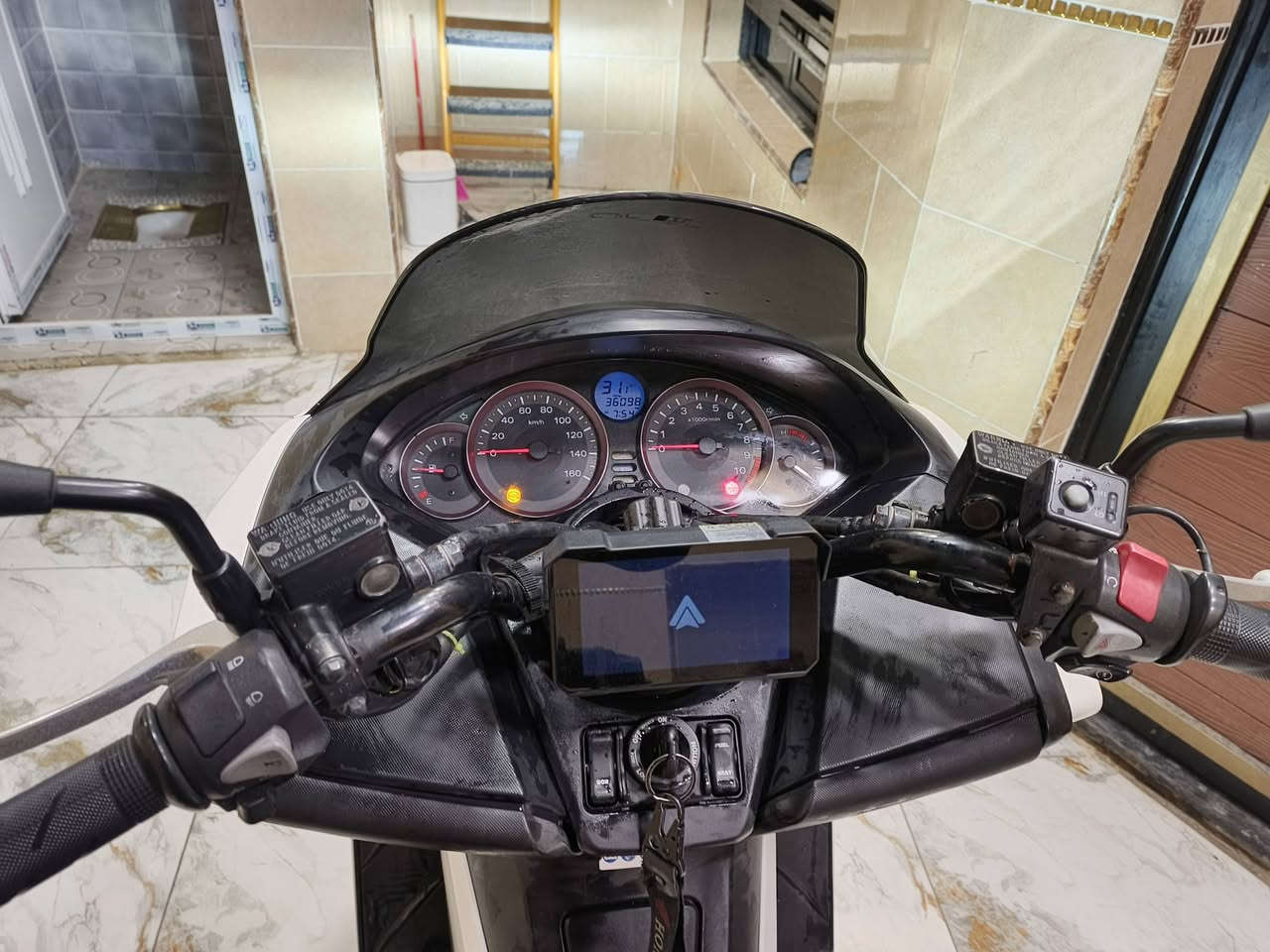 السلام عليكم فورزا 0/12/ جديده بعنى الكلمه نضام اي بي اس مانع انزلاق شاشه جي بي اس يدات هيتر سويج سكيورتي لايت زنون قبل شهرين نازله من الرمبه سعره ١٨ وليحب يتصل مكاني بغداد***********
