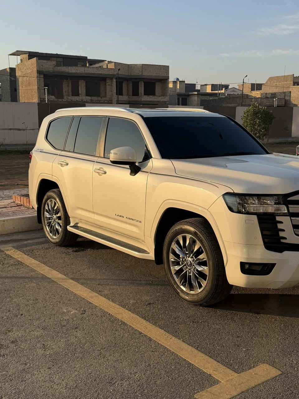 السلام وعليكم 
للبيع فقط بدون مراوس 
Land Cruiser GXR 2024 ( TWIN TURBO )
ضمان شركة تيوتا العراق ( ساز و جيهان )
صيانة دورية داخل الشركة فقط 
ماشية 30 الف كيلو 
باج تضليل لمدة سنة رسمي 
مغلفة ppf ضمان 15 سنة 
درع جامعة امامية ضمان 3 سنوات 
تضليل امريكي ضمان لمدة سنة 
ارضية حوضية اصلية سعره 400 الف 
فول مواصفات للاخير 
مكان السيارة بغداد المنصور 
للاستفسار والسعر الاتصال فقط غير متواجد على الانترنيت اتصال فقط ***********
