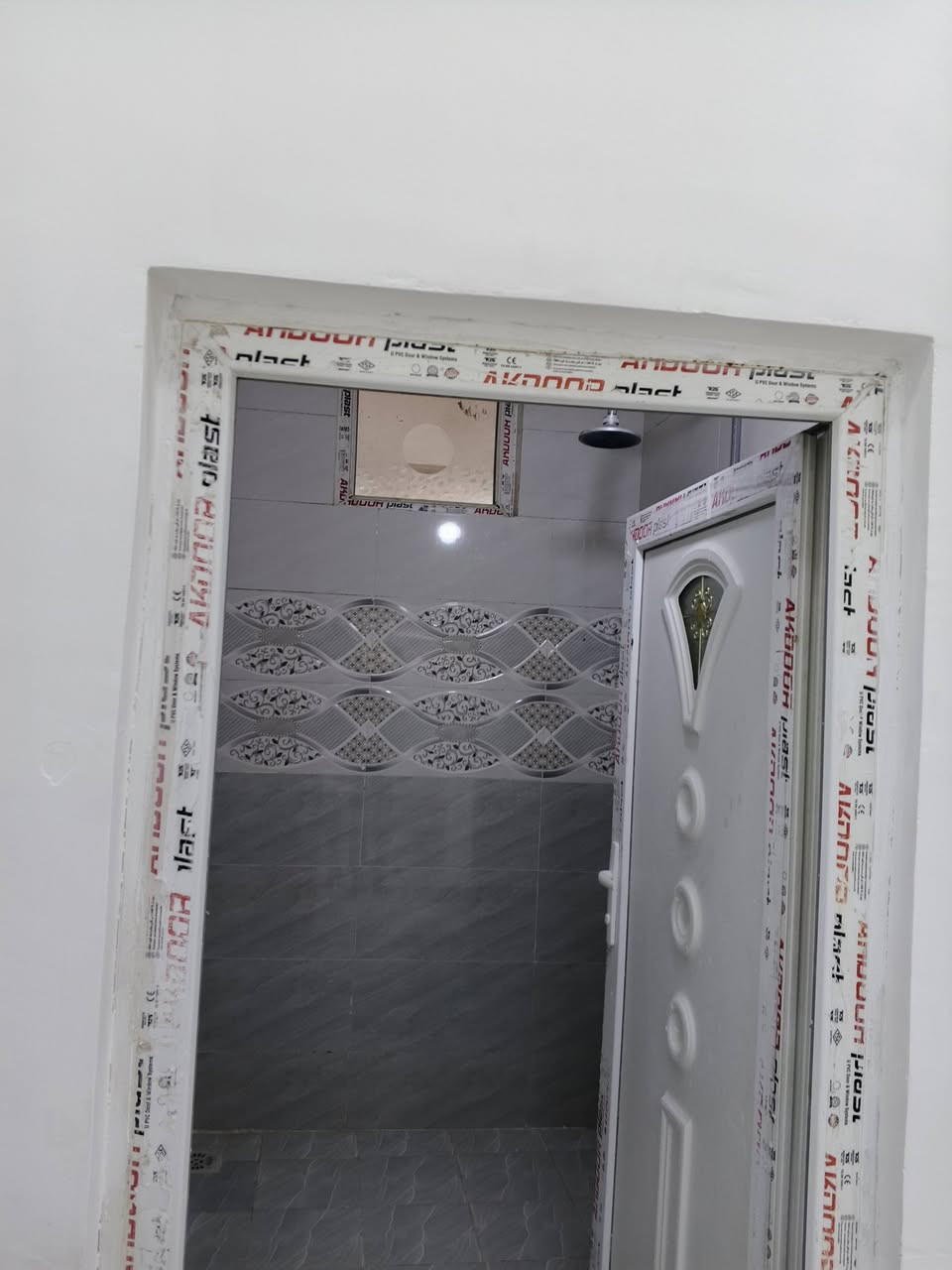 بسم الله. على بركة لله...  مشتمل للبيع سند 25 ملك صرف.   108 متر واجهه 6 نزال 18.. .يحتوي الدار ع استقبال + ومطبخ وصاله وغرفة نوم ومناور 2 + صحيات داخليه و خارجيه  القاط الثاني غرفتين نوم وصاله .  #العنوان دور الزراعه الثالثه خدمات كامله تبليط بالباب . السعر 80 وبي مجال بسيط .. للاستفسار الاتصال ***********.  .
