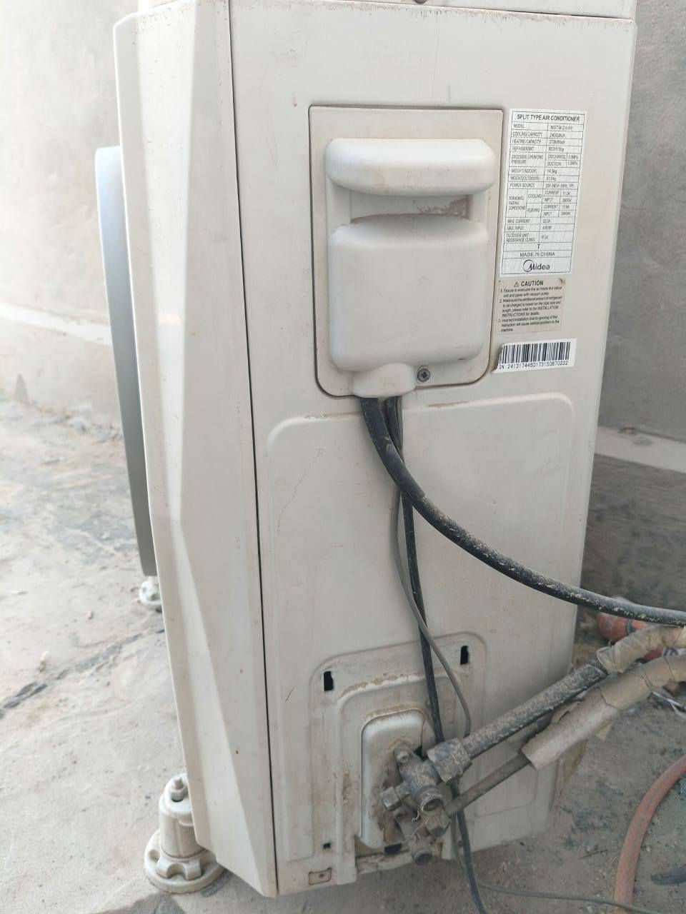 السلام عليكم
للبيع سبلت طنين شغال تبريد ثلج و الغاز موجود 
مع بواري 7 ونص متر 
حالياً السبلت مفتوح 
و تخم 11 مقعد نظيف كلش ، مابيه اي ضرر
بقية مقاعدة قطعتين ممصورة لان مكان ميكفي 
مكاني بغداد الزعفرانية شارع الكهرباء
***********
