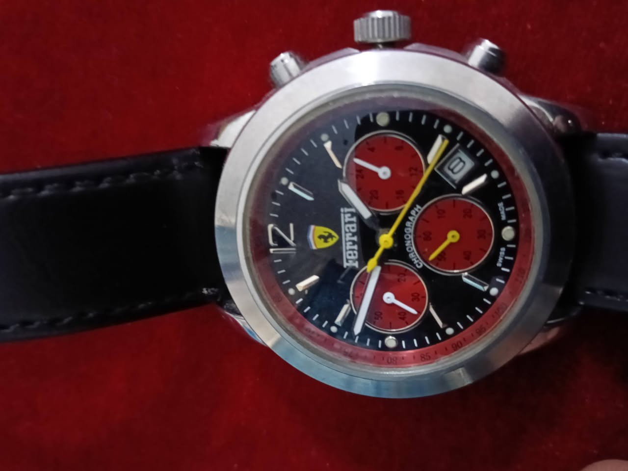 🏎️ للبيع: ساعة Girard-Perregaux إصدار فيراري الخاص (الكرونوغراف)
فرصة نادرة لعشاق الفخامة والتميز لامتلاك قطعة تجمع بين دقة الساعات السويسرية وروح السرعة الإيطالية.
المواصفات الفنية:
العلامة التجارية: Girard-Perregaux بالتعاون مع Ferrari.
الموديل: Chronograph (الرقم المرجعي: 4956).
الحركة: كوارتز  مع وظيفة الكرونوغراف.
الهيكل: ستانلس ستيل عالي الجودة بقطر حوالي 38-40 ملم.
المينا: تصميم رياضي أنيق باللون الأسود مع عدادات كرونوغراف باللون الأحمر وشعار فيراري عند الساعة 12.
الحزام: جلد أسود أنيق يعزز المظهر الكلاسيكي الرياضي.
المميزات: اصدار خاص ومحدود 150/137 
إصدار خاص يمثل التعاون المرموق بين صانع الساعات الفاخرة وأسطورة السيارات.
تصميم يجمع بين الأناقة والرياضية، مناسب للمناسبات الرسمية واليومية.
السعر خاص


**إذا كنت صاحب هذا الإعلان وتريد حذفه لأي سبب، رجاءا أرسل رسالة إلى الدعم الفني**