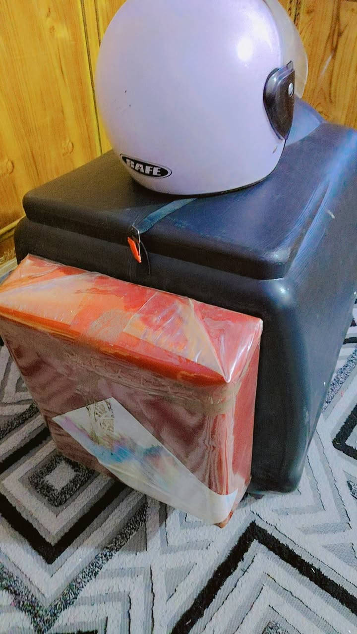 السلام عليكم صندوق دليفري للبيع زائد خوذه زائد تجوى سعره 45,000 قفل لا حد يخابرني ويقول لي 40 قفله ب 45 ملاحظه صندوق جديد مكاني منطقه التراث قرب البياع قرب تقاطع الدرويش رقم الهاتف ***********
