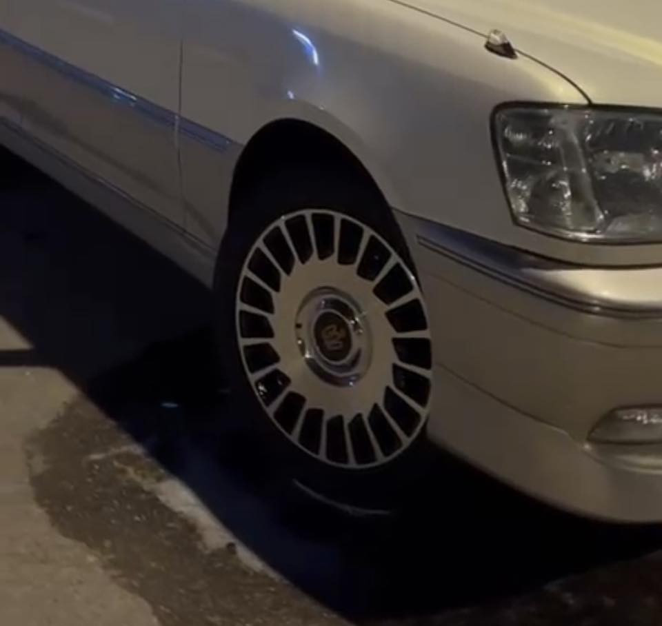 اسلام عليكم ويلكب للبيع هوه وتايراته كامل يرهم على جنون شاهينه ماجسته تعال وشد ولاتحور اي شي يكعد بلادي حجم 17/55/215
نضافه/95 بالميه السعر 600وابي مجال 
عنواني البصره ملاحضه اذا اكو نجمه اصلي مال جنون اراوس رقم الهاتف 
***********
