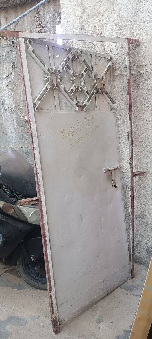 السلام عليكم بيبان خشب صاج ابو القوس نضاف كامالت هنه وجرجوبهن بس واحد عدل واحد حديد سعر الواحد ب 35 واتساب موجود *********** ..
