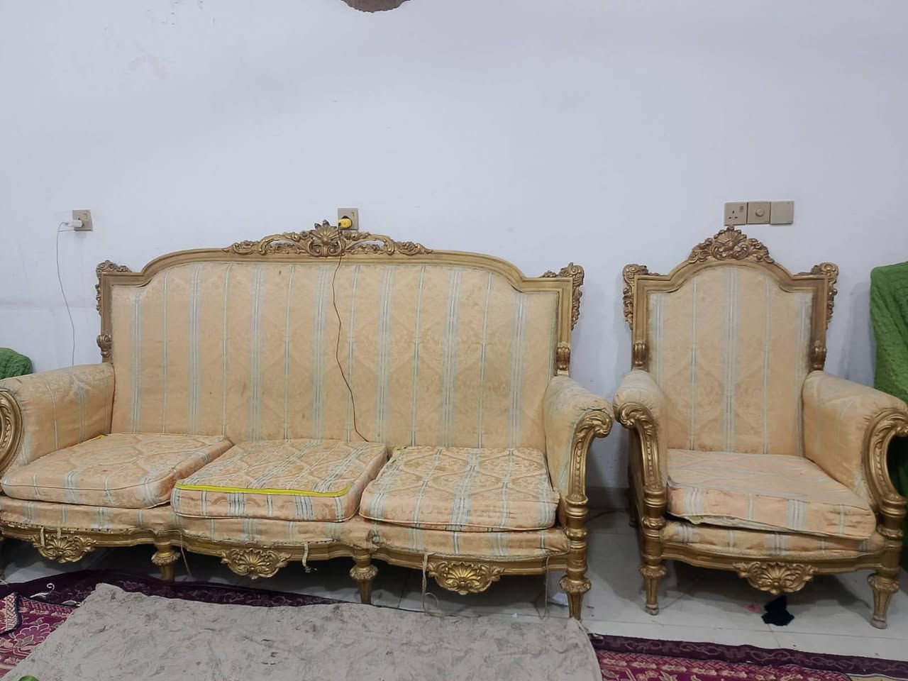 تخم للبيع ب٢٠٠ بي مجال كلاسك مصري قنفتين كبار وكرسيين الاسفنج قوي ظهر دواخل تغليف الجوة القماش نظافته ٧٥% الخشب قوي بورمي المكان خاجية تواصل على رقم ***********
