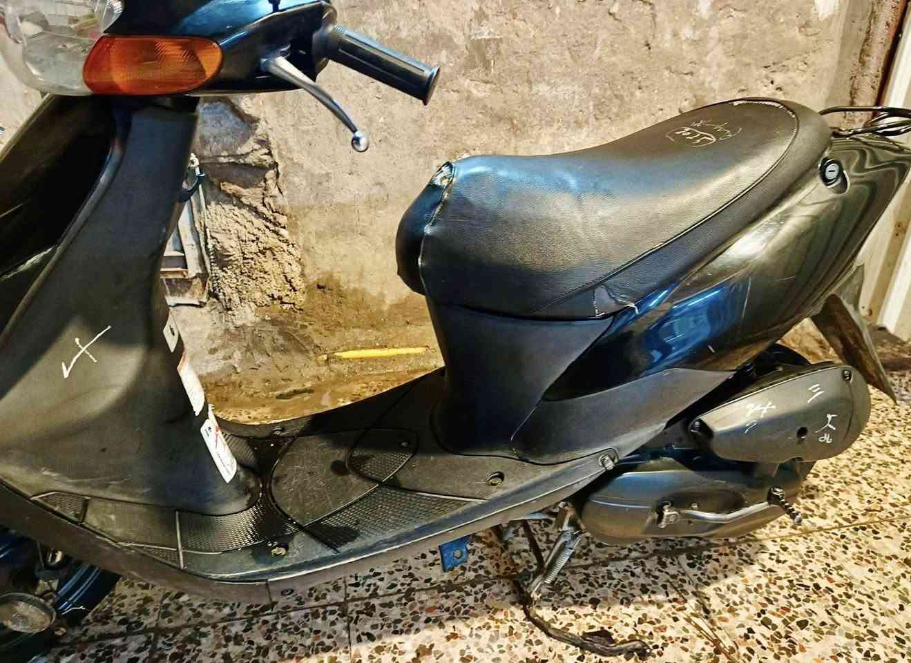 السلام عليكم ماطور للبيع سازوكي ياباني سرعة 60 بانزين (احسن من ما تأخذ لابنك عالشحن واغلى وتضل يومية حجت البطارية وكالت البطارية) 
محرك بالشرط كلشي ما بي تايرات جدد كابريتر جديدة بوربرنات جدد هورن جديد لايت بك لايت اشاير كلو شغال باتري جديد سلف جديد (تشغيل نَكرة سلف) مكاني العلم السعر 300 الف وبي مجال للأستفسار ***********
