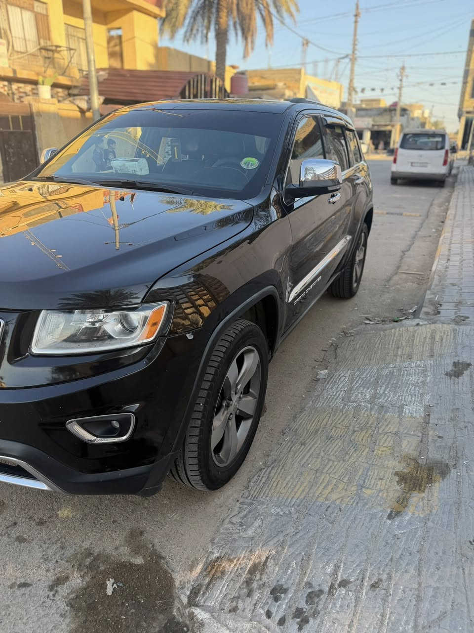 السلام عليكم جيب لاريدو لمتت مديل 2015 ماشيه 118 بسمي تحويل مباشر مكان السيارة كوت سعره 190 وبيه مجال السونار مرفق مع الصور 
***********
